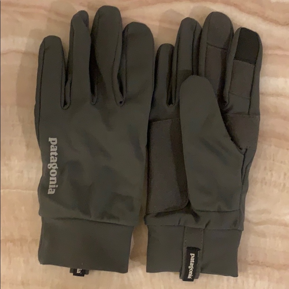 Tech touch Patagonia winter gloves